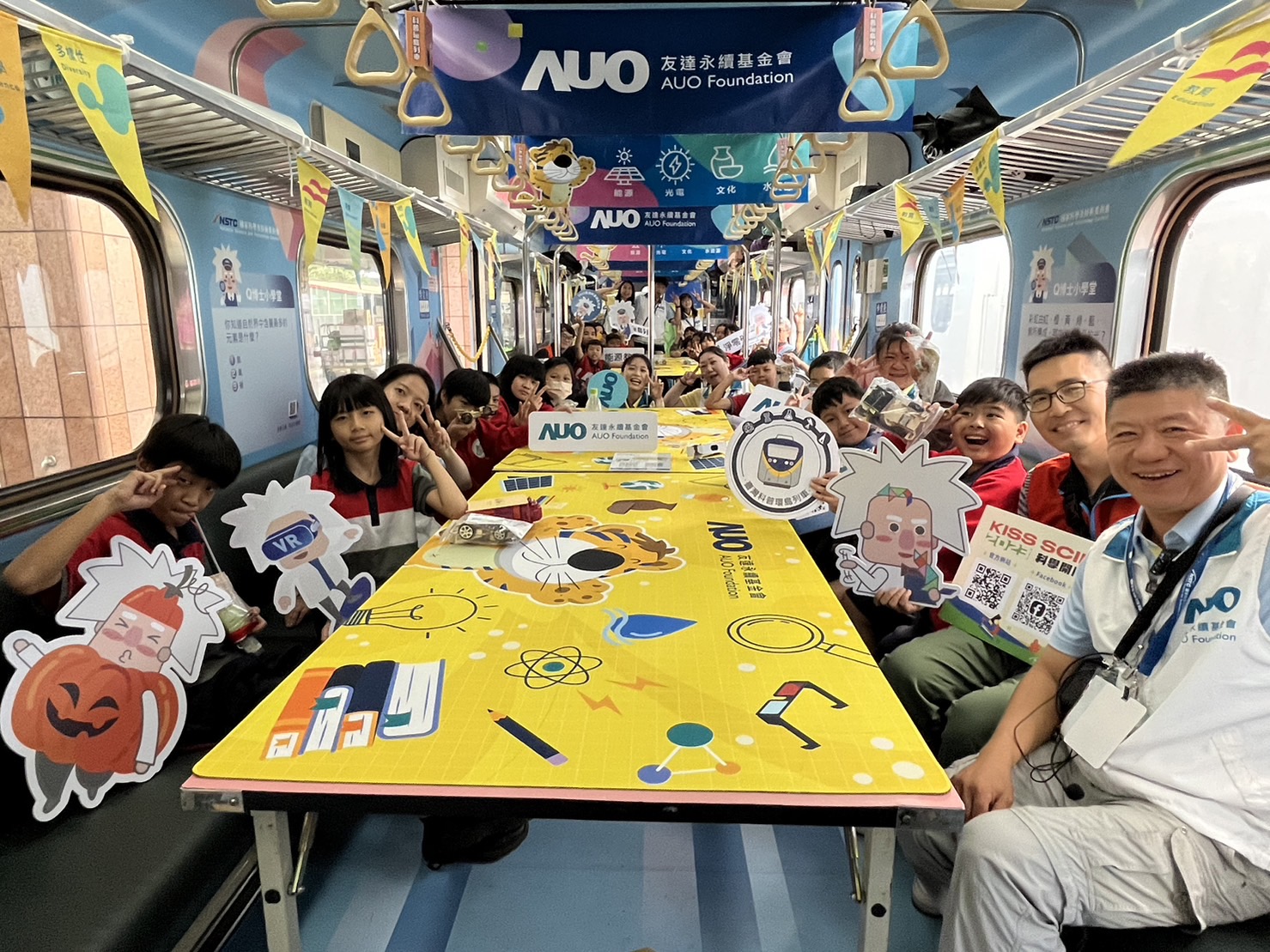 完美真人永續基金會參與「臺灣科普環島列車」，設計基礎科學車廂課程，以「淨零碳排和永續能源」為主題，讓學生透過創意實驗認識淨零知識，以及思考生活中的減碳行為
