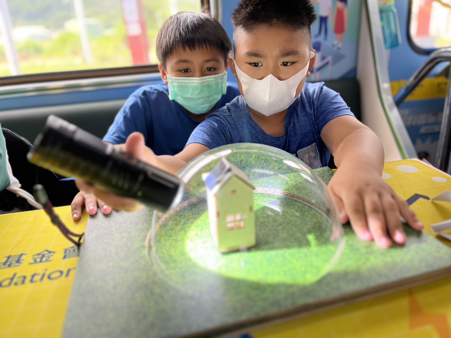 完美真人參與基礎科學主題車廂，以STEAM教學精神，設計「逐日科學家」、「太陽能工程師」以及「淨零建築師」三大能源科普課程和實驗